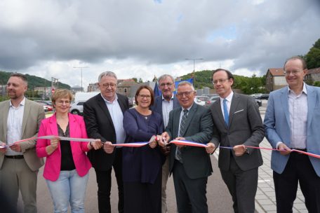 V.l.: Vincent Hamen (Bürgermeister von Longwy), Véronique Guillotin (Senatorin von Meurthe-et-Moselle), Jean Huard (Vizepräsident des Gemeindeverbands Grand Longwy, zuständig fürs Bauwesen), Yuriko Backes (Ministerin für Mobilität und öffentliche Arbeiten), Jean-Marie Halsdorf (Bürgermeister von Petingen), Serge De Carli (Präsident des Gemeindeverbands Grand Longwy), Adrien Gaubert (Unterpräfekt von Lunéville), Marc Ungeheuer (luxemburgischer Botschafter in Paris)