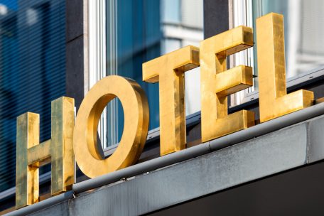 Schadenersatz für erzwungene Preisbindungen / Mehr als 10.000 Hotels klagen gegen Booking.com