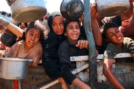 Überlebenskampf in einer Suppenküche im Gazastreifen: Die Verbrechen, die die Netanjahu-Regierung an den Menschen dort begeht, haben längst das Maß eines Völkermords erreicht</p>
<p>