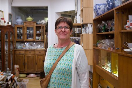 Kunsthistorikerin Geneviève Houbben führt in Arlon den Laden „Le Grenier de la Tour“, ein Schatzkästchen für Liebhaber alter Dinge und Geschichten 