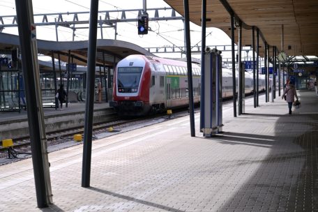 Großeinsatz in Leudelingen / Junger Mann wird am Mittwochabend von Zug erfasst und stirbt