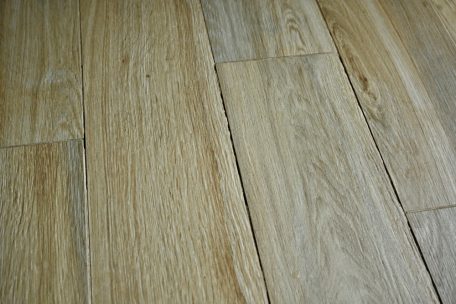 Die Fugen der erst vor zwei Jahren neu verlegten Fliesen im Holzdesign in Jenny Leonardis’ Esszimmer bröckeln bereits