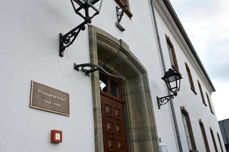 Anti-Leerstand-Politik: In der ehemaligen Grundschule in Hosingen sind seit Ende 2022 Vereine wie „Fraen a Mammen“, Proberäume für den Chor und andere Räume für Vereine untergebracht