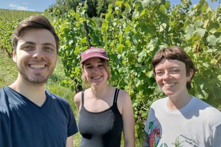 V.l.: Lokalchef Cédric Feyereisen, Grafikerin Kim Kieffer und Lokaljournalistin Sandra Lutz im Weinberg von Domaine Tageblatt