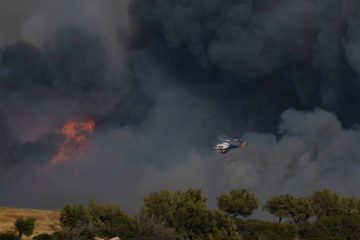 Griechenland / Großer Brand nahe Athen breitet sich unkontrolliert aus – älterer Mann stirbt