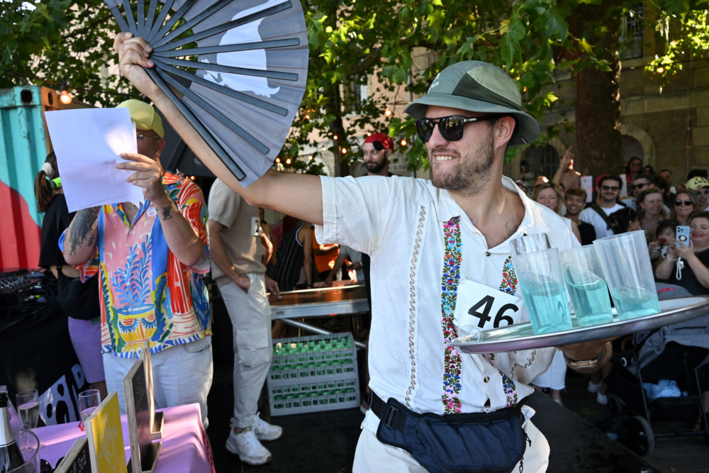 Fotogalerie / „Waiter’s Hill Race“ in der Hauptstadt: der Kellnerlauf mit Kultcharakter
