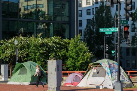 Zelte stehen in der Innenstadt auf dem Gehweg am Washington Circle