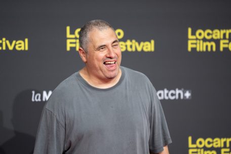 Radu Jude auf dem roten Teppich in Locarno