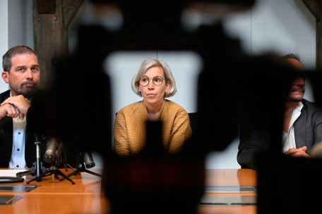 Sam Tanson im Kreise ihrer Oppositionskollegen