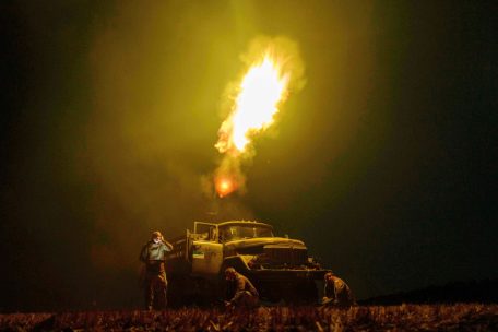 Ukrainische Soldaten der Luftverteidigung feuern auf russische Kampfdrohnen in der Region Dnipropetrovsk