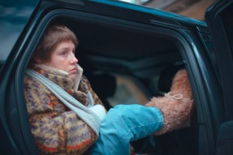 Ad&egrave;le Exarchopoulos gibt die Influencerin ohne Schmerzgef&uuml;hl, die sich wegen eines Unfalls aus der &Ouml;ffentlichkeit zur&uuml;ckzieht