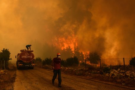 In der Türkei kämpfen Einsatzkräfte seit Tagen in verschiedenen Regionen des Landes gegen vom Wind angefachte Brände