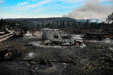Ein verbranntes Fahrzeug in einem von einem Waldbrand verwüsteten Gebiet im Südwesten Frankreichs