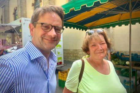 Das freut B&uuml;rgermeister Laurent Zeimet: Fernande Hornick ist Stammkundin aus &Uuml;berzeugung