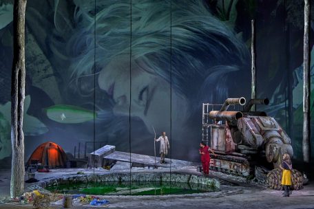 Georg Zeppenfeld (Gurnemanz, links), Andreas Schager (Parsifal, mittig) und Ekaterina Gubanova (Kundry, rechts) bei der Aufführung