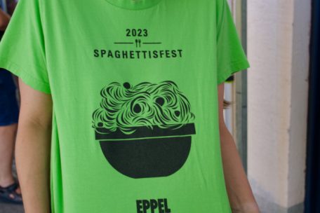 Jedes Jahr bekommen alle Crew-Mitglieder ein „Spaghettisfest“-T-Shirt