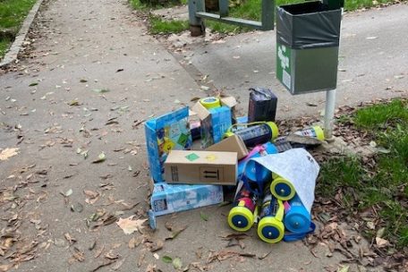 In den vergangenen Monaten liegen zunehmend leere Lachgasflaschen bei den Mülltonnen