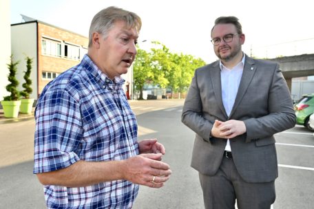 Tom Arend (l.), Chef vom Hygienedienst, und Christian Weis (r.), Escher Bürgermeister, vor der Zentrale der Hygiene-Abteilung in der rue Barbourg