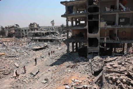 Ein Bild der Zerstörung: Menschen bewegen sich in den Ruinen einer Nachbarschaft in Gaza-Stadt