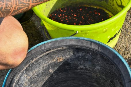 Beim Anf&uuml;ttern setzt jeder Sportfischer auf seine eigene Mischung