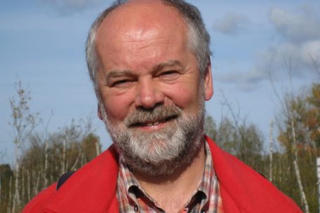 Marcel Hellers, Vorstandsmitglied der SNL, widmet sich seit über 50 Jahren leidenschaftlich den Schmetterlingen. Seit seinem Ruhestand konzentriert er sich vollzeitig auf das Studium dieser faszinierenden Insekten und kümmert sich ehrenamtlich um die europäische Schmetterlingssammlung des Naturhistorischen Museums.