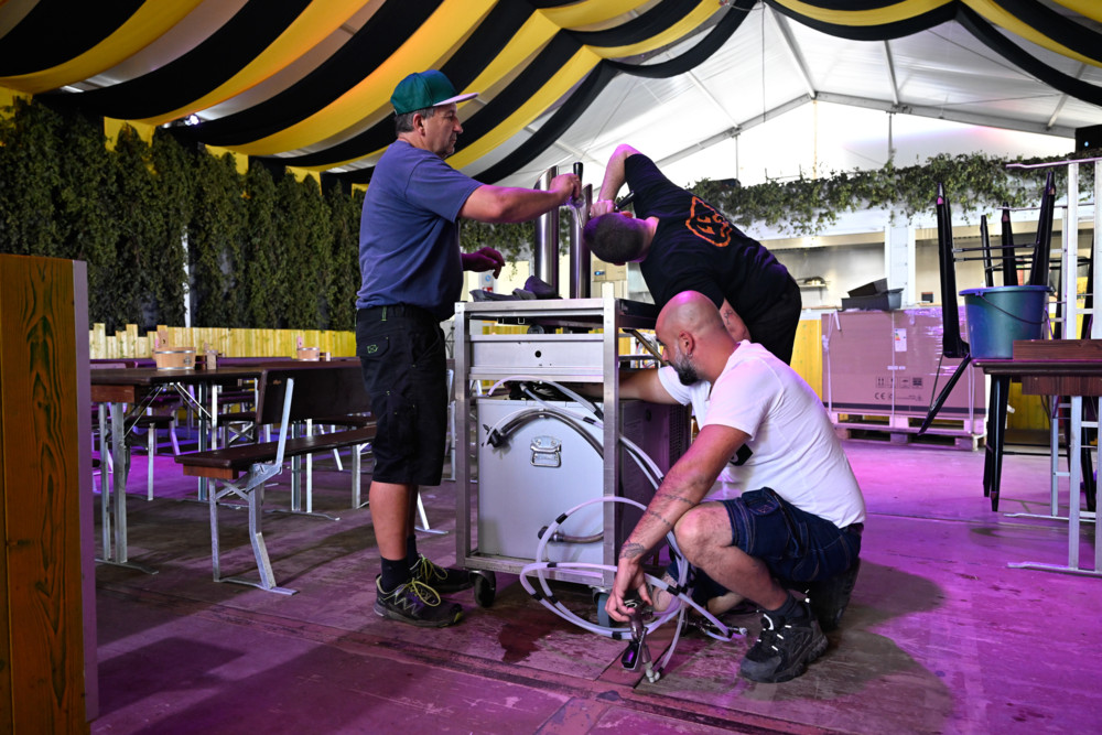 Bänke, Bier und blaue Flecken  / Das Tageblatt beim Fouer-Aufbau – Kann unsere Journalistin mithalten?