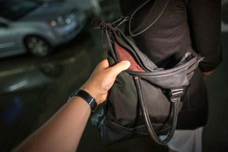 Luxemburg-Stadt / Rue du Fossé: Diebe klauen Passanten Tüte aus der Hand – und hauen ab