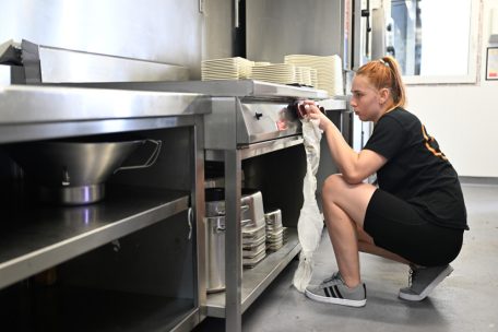 Die Küche muss ordentlich sauber gemacht werden, um die Standards der Santé zu erfüllen. Larisa nimmt es deswegen ganz genau mit dem Putzen.
