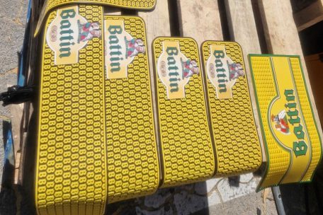 Auch die Sonne hilft mit bei den Aufbauarbeiten – und trocknet die gespülten Untersetzer in Windeseile
