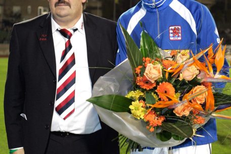 Ein Bild aus dem Jahr 2006: FLF-Präsident Paul Philipp überreichte Jeff Strasser einen Blumenstrauß für seinen 75. Länderspieleinsatz