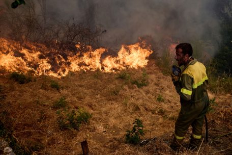 Ein Feuerwehrmann bekämpft ein Feuer, das sich auf das Dorf Rebordondo in der Nähe von Ourense im Nordwesten Spaniens ausbreitet