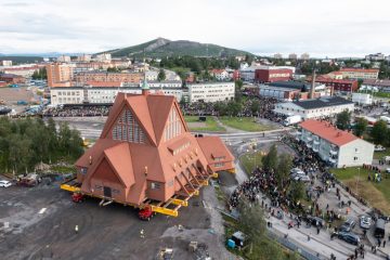 Schweden / Eine Kirche rollt durch die Stadt – Umzug wegen Erdrutschgefahr