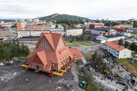 Schweden / Eine Kirche rollt durch die Stadt – Umzug wegen Erdrutschgefahr