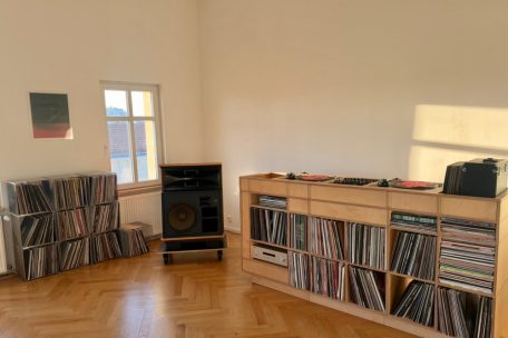 Das Setup von Nathalie Faber in ihrer Berliner Wohnung – mit einer sehr kleinen Auswahl ihrer Schallplatten
