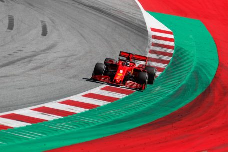 À la Max Verstappen? / Ein Formel-Rennwagen macht die Autobahn in Tschechien unsicher