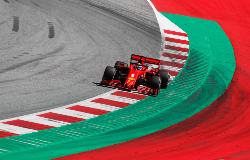 À la Max Verstappen? / Ein Formel-Rennwagen macht die Autobahn in Tschechien unsicher