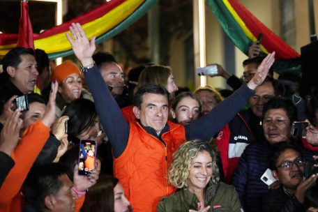 Überflieger: Präsidentschaftskandidat Rodrigo Paz nach Verkündung der ersten Ergebnisse