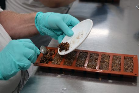 Die fertige Müslimasse kommt in die Form, bevor sie gebacken werden.