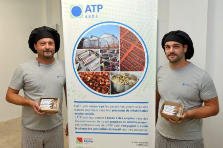 Die beiden gelernten Köche Yann Wenger (l.) und Ken Hermes (r.) leiten die Produktion