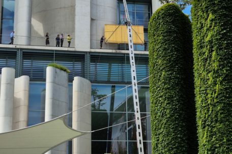Die Transportkiste wird per Kran aus dem Berliner Bundeskanzleramt herausbef&ouml;rdert&nbsp;