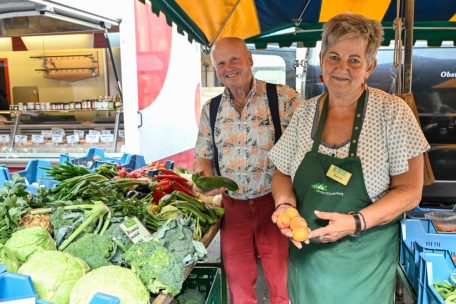Chef Hans-Josef und Verkäuferin Karin vom Obstgut Klosterberg schätzen die gute Stimmung auf dem Markt