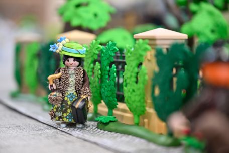 Handgefertigte Kleidung ist das Markenzeichen der Dioramas von Mélusine