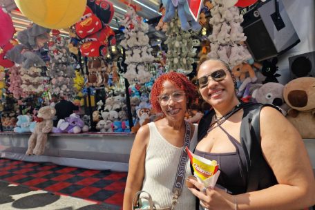 Laura (25) mit ihrer Mutter Celestina (50)