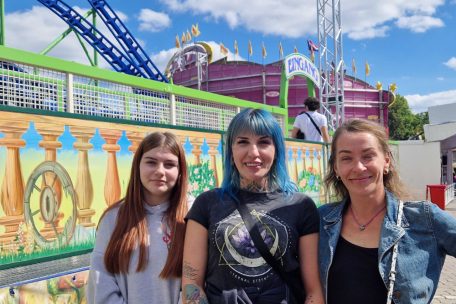 Lydia (13), ihre Mutter Kataryna (35) und deren Freundin Lydia (40) freuen sich auf die Nervenkitzel