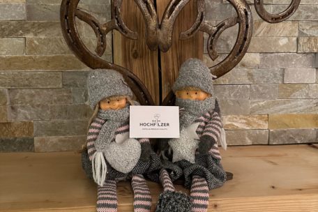 Mit handwerklichem Geschick haucht Norb alten Hufeisen neues Leben ein und verwandelt sie in einzigartige Kunstwerke, darunter diese besondere „I love you“-Wanddekoration