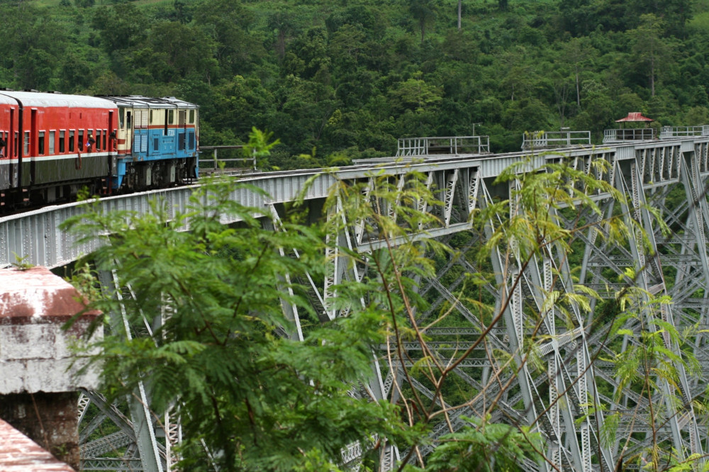 Myanmar / Berühmte Eisenbahnbrücke bei Bombardement zerstört