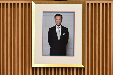 Abgehengt / Die großherzoglichen Portraits werden nach dem Thronwechsel landesweit ersetzt