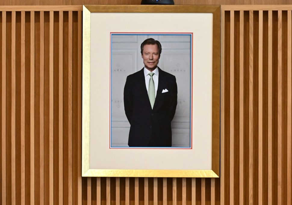 Abgehengt / Die großherzoglichen Portraits werden nach dem Thronwechsel landesweit ersetzt
