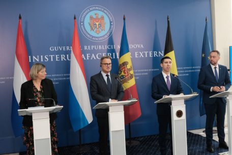 Der moldawische Außenminister Mihai Popsoi bedankt sich bei den Benelux-Vertretern für die Unterstützung im Rahmen seines EU-Mitgliedschaftsantrages