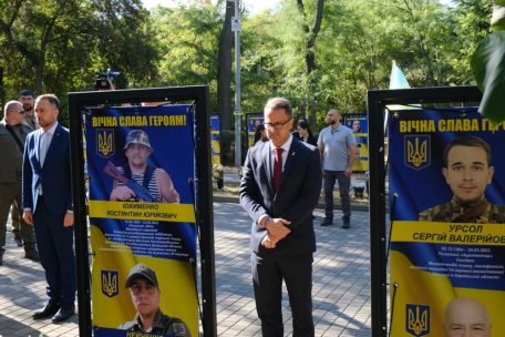 Maxime Prévot (l.) und Xavier Bettel gedenken mit einem Kerzenlicht der gefallenen ukrainischen Soldaten